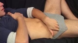 Un gay biondo si fa una sega sul divano