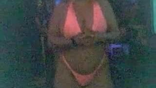 Una milf che danza in webcam per noi