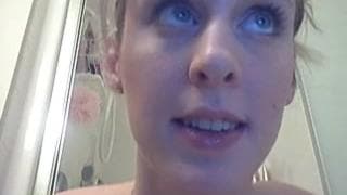 Una focosa bionda si accarezza in doccia