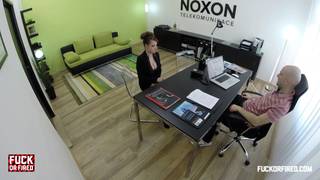 Lei fa di tutto per tenere il lavoro