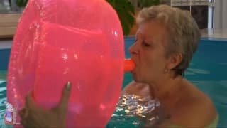 Una nonna gode in piscina e si masturba Bionde, Mature, Masturbazione, Tette piccole, Soft, Nonne, Sextoy