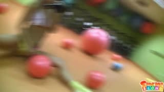 Questa bionda si diverte con uno strap-on