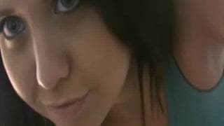 Brunetta che si tocca arrapata