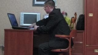 Questo uomo ha un segretario travestito