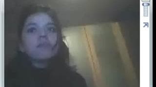 Una bella mora si registra con la webcam