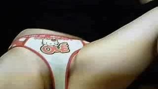 Una giovane che gode con il suo sextoy