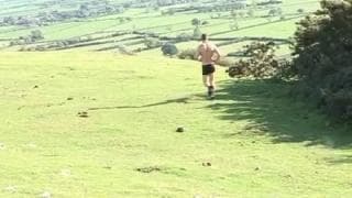 Lui si annoia e decide di masturbarsi