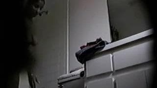 Una milf spiata mentre si spoglia