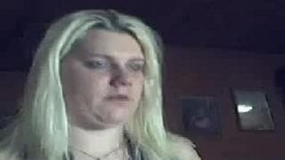 Una bionda adora il fistfucking in webcam