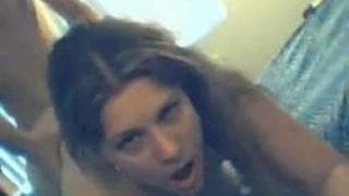 Una troietta si fa penetrare di schiena!