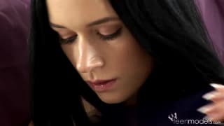 Anna si masturba delicatamente