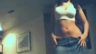 Una brunetta eccitata a casa propria