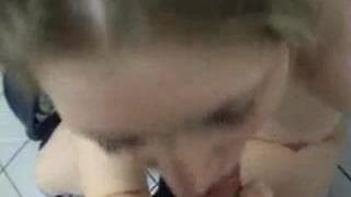 Dilettanti si scaldano in bagno pubblico