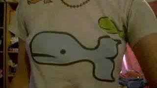 Giovane che mostra le tette e si masturba