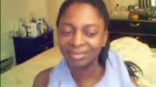 Giovane nera muove bene il suo culetto!