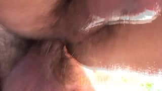 Un giovane con uno maturo e peloso