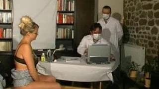 Una bionda visitata per bene da due Una bionda visitata per bene da due
