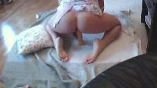 Questa ragazza sa divertirsi con un dildo