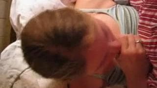 Una giovane bionda che vuole succhiarlo