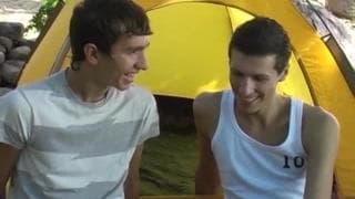 Due che si scopano in mezzo alla natura