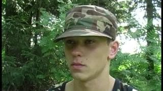 Due ragazzi militare all'aperto