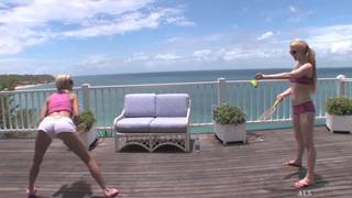 Due belle bionde con un grande dildo !