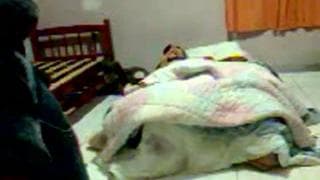 Una coppia amatoriale gode a casa