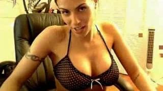 Una bella panterona gioca con un sextoy