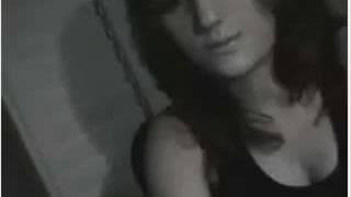 Masturbazione in webcam in bianco e nero