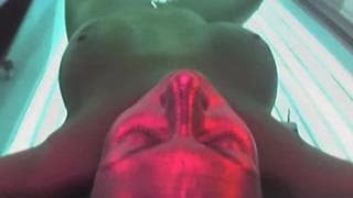 Una mora gode nel lettino abbronzante