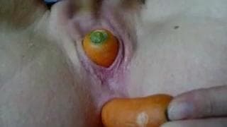 Un donna feticista che usa alcune carote