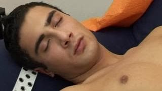 Ondrey si masturba sul divano