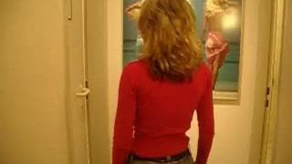 Una milf bionda con un cazzo nella bocca