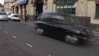Un trio caldo e pieno di azione a Londra Un trio caldo e pieno di azione a Londra