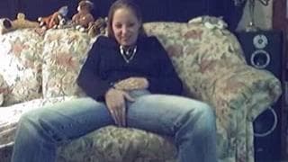 Una giovane che si masturba sul divano