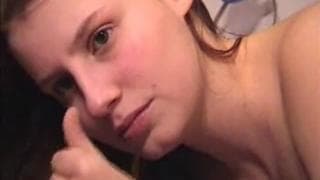 Una giovane rossa che succhia bene !