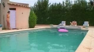 Sesso al bordo piscina è molto sensuale