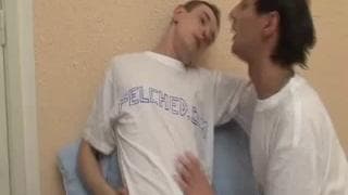 Tanto bel felching tra due amici gay