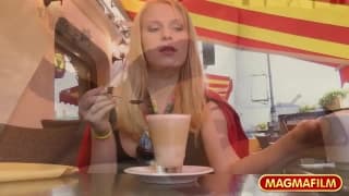 Una bionda inculata da un grosso cazzo