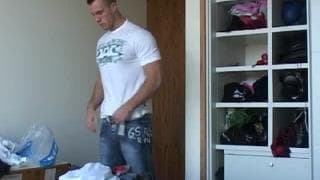 Lui è da solo e si fa una sega