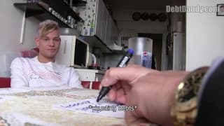 Giovane twink succhia e scopa con voglia!