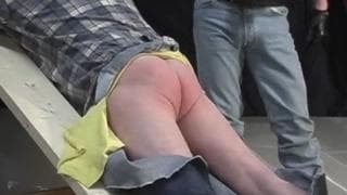 Un uomo dominato da uno mascherato