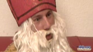 Lui la scopa mentre indossa un costume