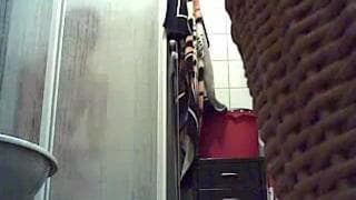 Giovane ragazza viene spiata in doccia 