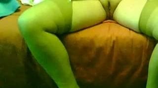 Lei fa godere la sua figa con un dildo