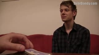 Twink che deve pagare il suo debit !