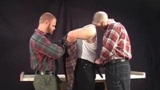 Due uomini pelosi inculano un culo