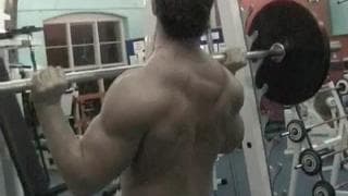 This gay muscoloso si masturba in doccia