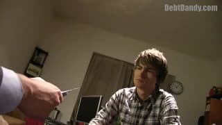 Twink riesce a pagare i suoi debiti