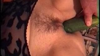 Una amatoriale insieme al suo cetriolo